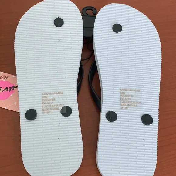 NWT Betsey Johnson Flipflops - Picture 3 of 3